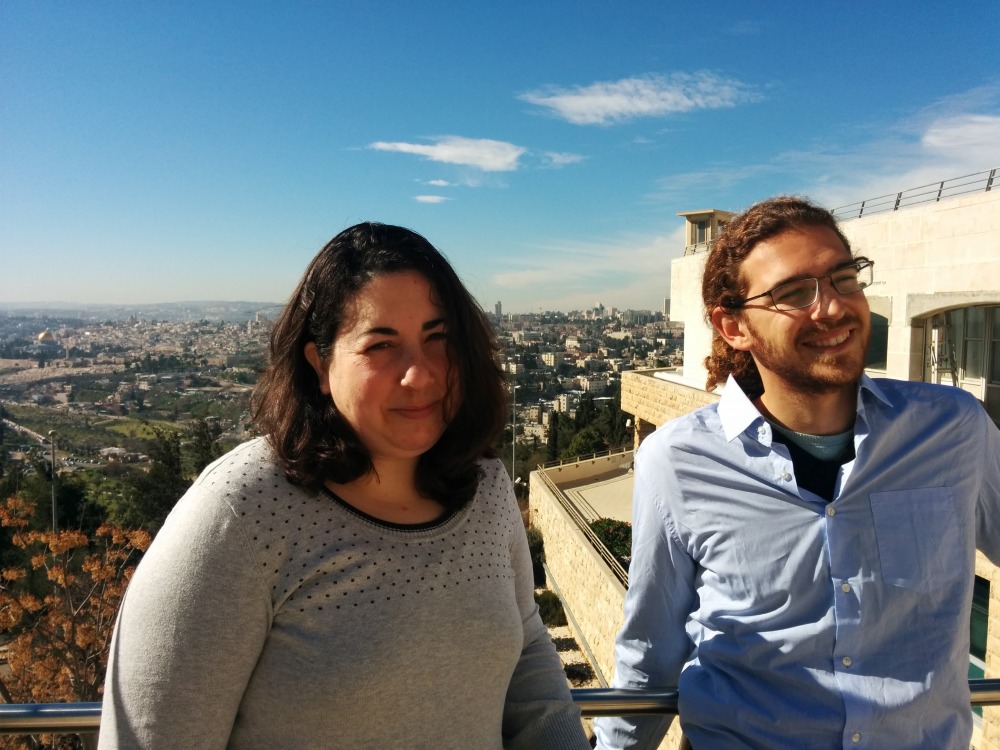 רותם ועידן על רקע ירושלים